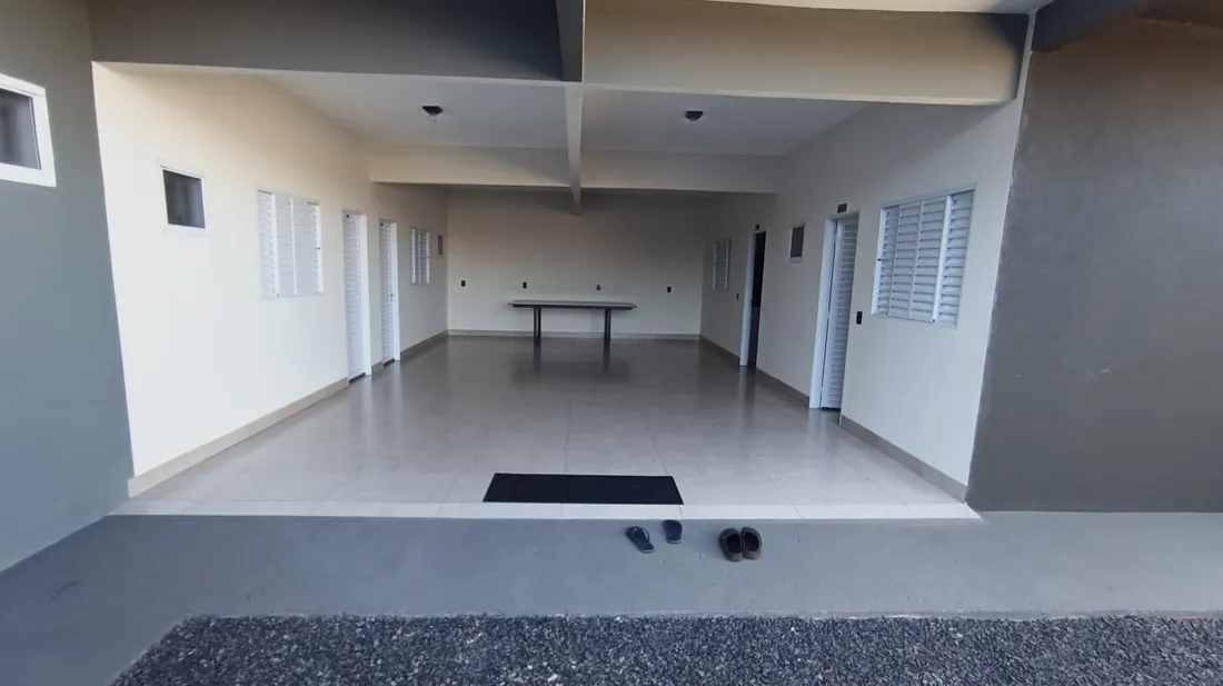 Área de lazer com mesa de ping-pong