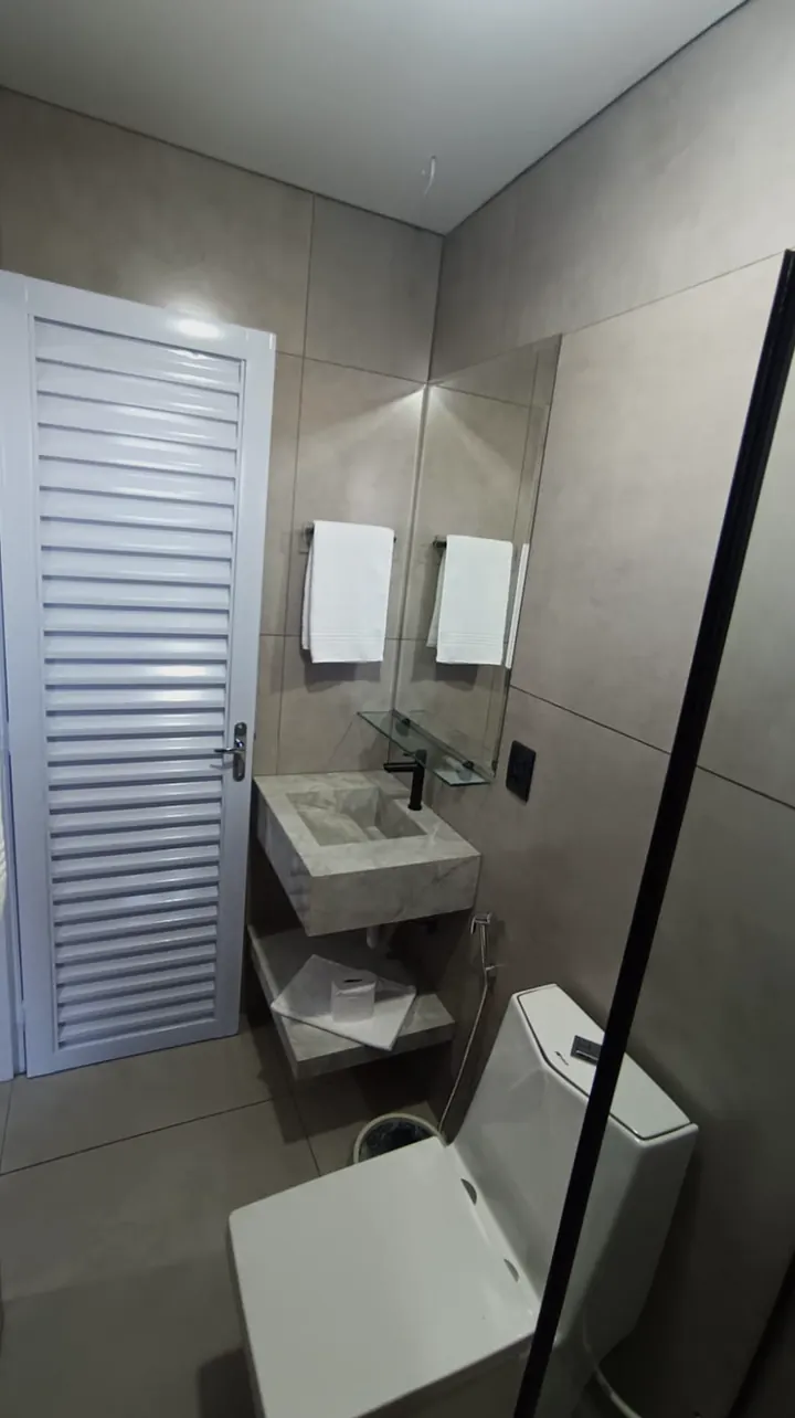 Banheiro com acabamento em cerâmica